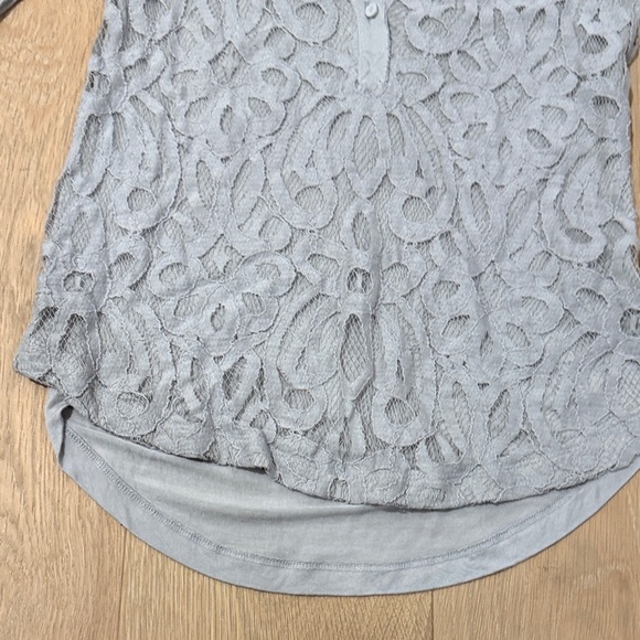 Anthropologie Gray Lacy Three Quarter Sleeve V-Neck Women's Top size s - Picture 6 of 9